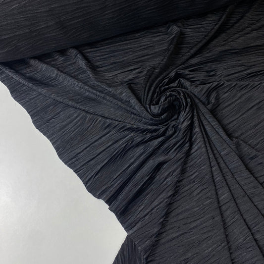 Crepé negro ligeramente plisado