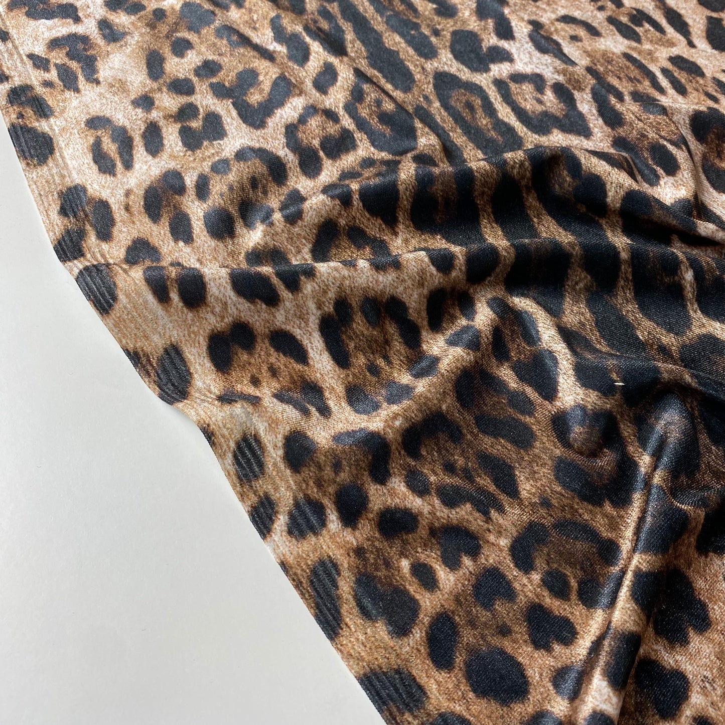 Terciopelo con estampado de leopardo