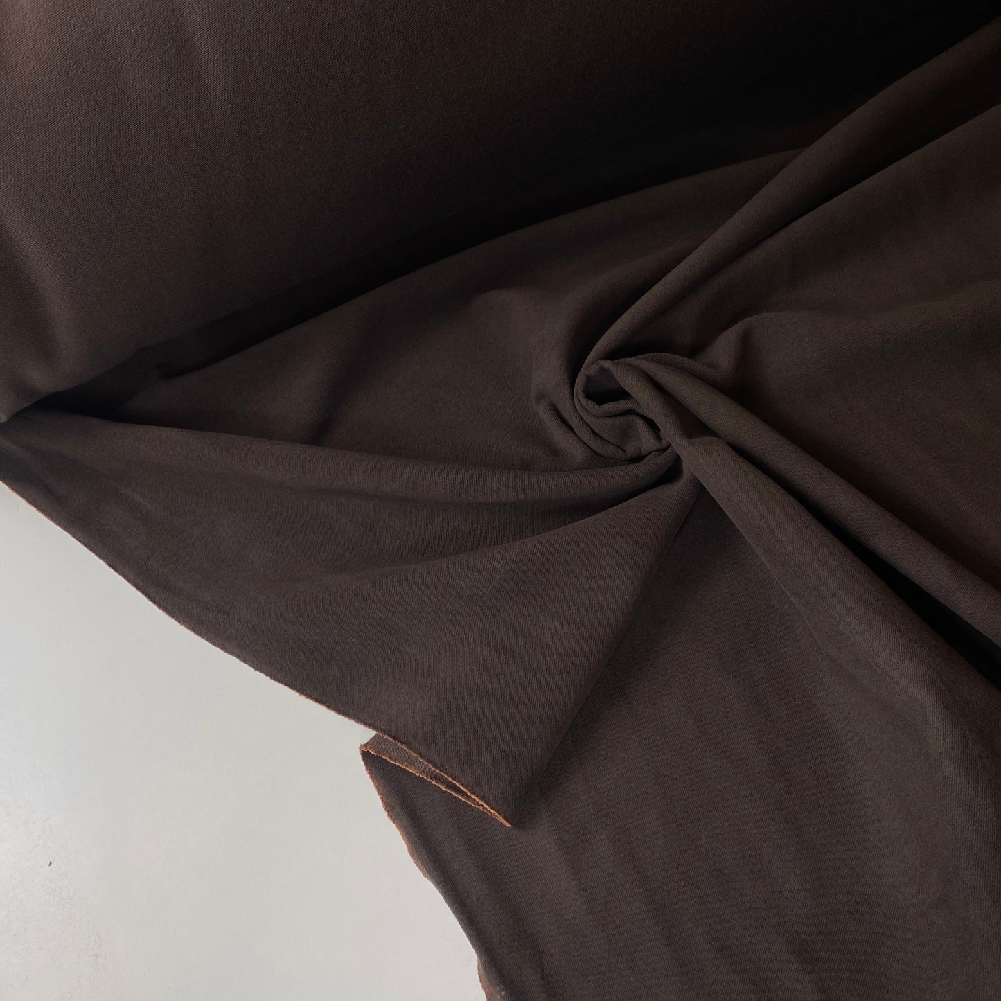 Sarga gruesa marrón para chaquetas, pantalones y chalecos.