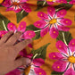 Linho amarelo com flores rosa