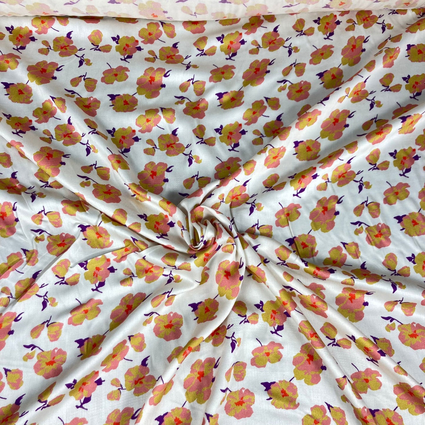 Viscose - fundo creme com flores APENAS 90 CM