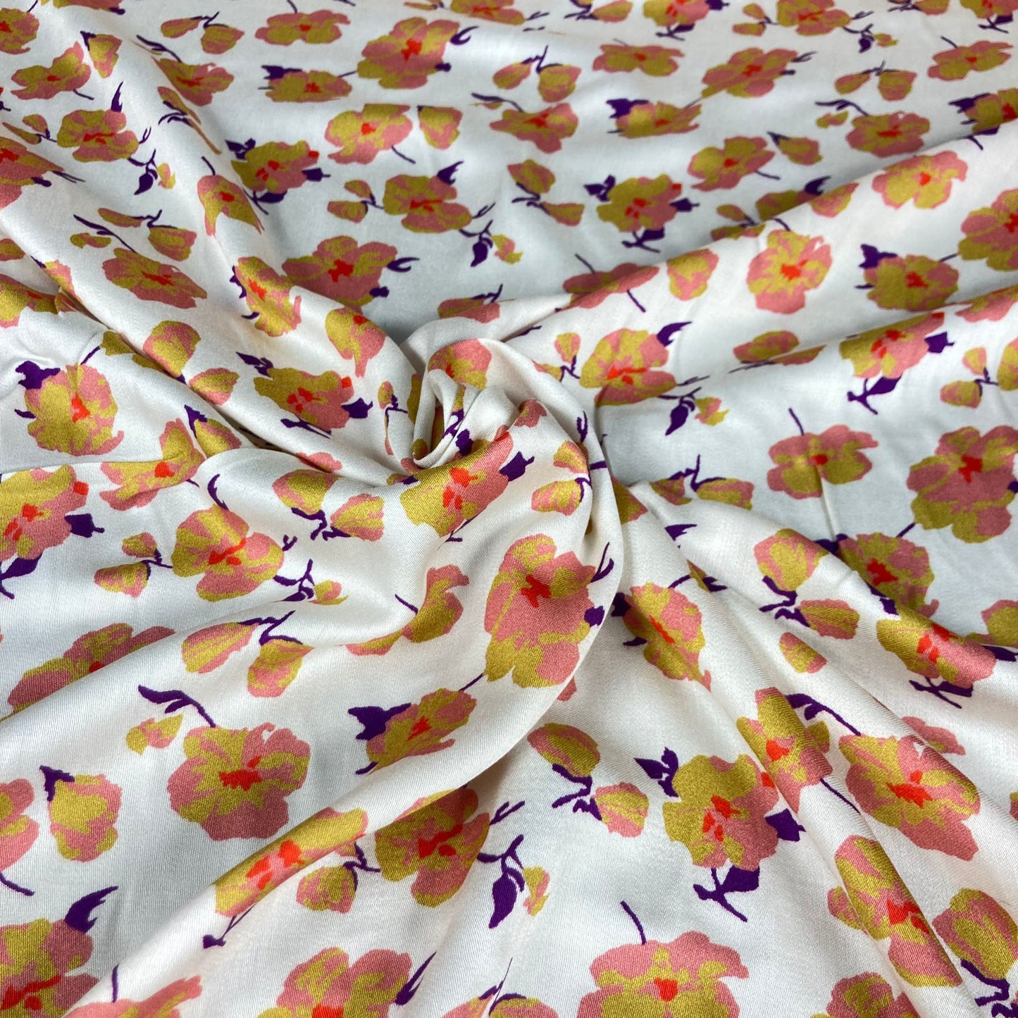 Viscose - fundo creme com flores APENAS 90 CM